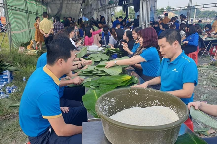 Làng trên xóm dưới ở Nghệ An thi đua gói bánh gửi bà con vùng lũ.