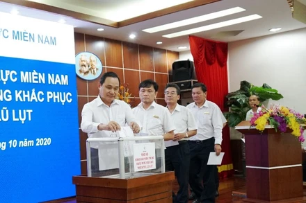 Lãnh đạo, cán bộ công nhân viên EVNSPC quyên góp ủng hộ đồng bào miền trung đang nhiều khó khăn do lũ lụt.