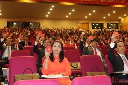 Các đại biểu biểu quyết số lượng nhân sự bầu Ban Chấp hành Đảng bộ tỉnh Bình Định khóa 20, nhiệm kỳ 2020 - 2025.