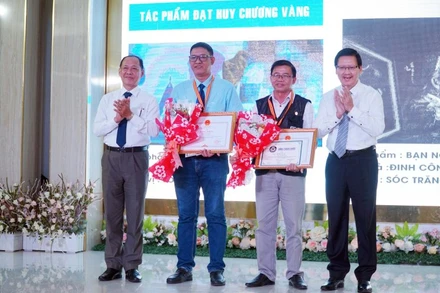 Trao thưởng tác giả đạt Huy chương vàng thể loại ảnh màu và đen trắng.