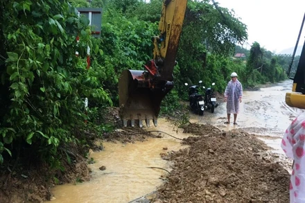 Xã Hòa Liên, huyện Hòa Vang  khắc phục sạt lở đất trên đường DT 601.