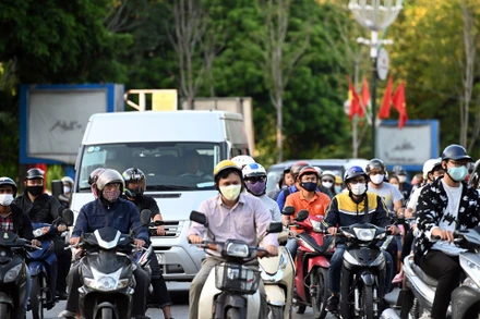 Lơ là phòng dịch, nhiều người dân “quên” đeo khẩu trang ở nơi công cộng