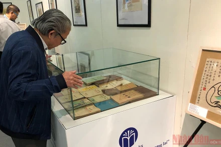 Khách tham quan đang xem những bản in, tư liệu khảo cứu cổ của Truyền Kiều.