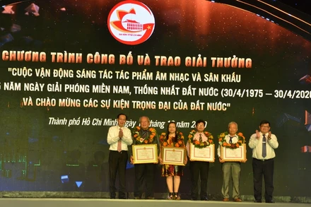 Các đại biểu trao giải A cho các tác giả đoạt giải.