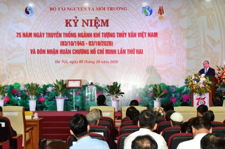 Thủ tướng Nguyễn Xuân Phúc dự và phát biểu ý kiến.