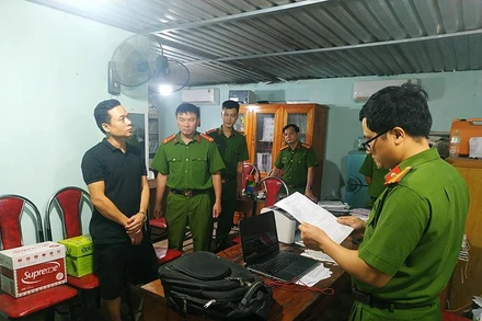 Khám xét nơi làm việc của đối tượng Nguyễn Chí Công. 