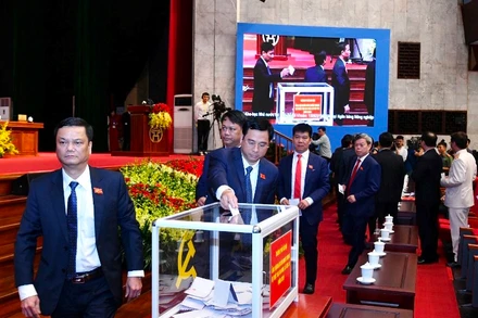 Các đại biểu dự Đại hội Đảng bộ TP Hà Nội lần thứ XVII, quyên góp ủng hộ đồng bào bị ảnh hưởng do thiên tai tại các tỉnh miền trung. (Ảnh: DUY LINH)