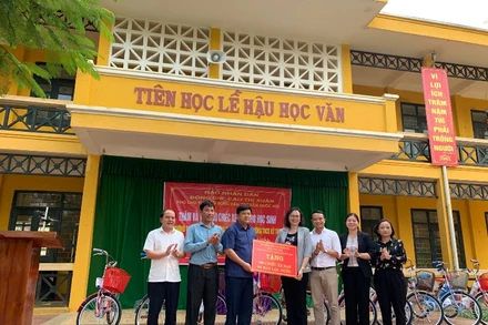 Đồng chí Cao Thị Xuân, Phó Chủ tịch Hội đồng Dân tộc của Quốc hội cùng đoàn công tác tại lễ trao tặng.