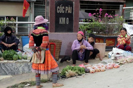 Cột mốc Trung tâm huyện cũng được bà con trưng dụng để bán hàng.