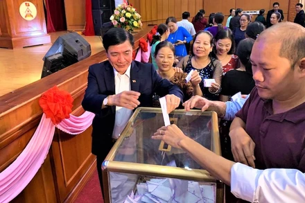 Lãnh đạo và cán bộ, công chức, viên chức tỉnh Đắk Lắk ủng hộ đồng bào miền trung khắc phục hậu quả lũ lụt.