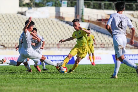 Đội đương kim vô địch Sông Lam Nghệ An (áo vàng) thắng đậm trong trận khai mạc.