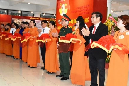 Các đồng chí lãnh đạo tỉnh cắt băng khai mạc triển lãm.