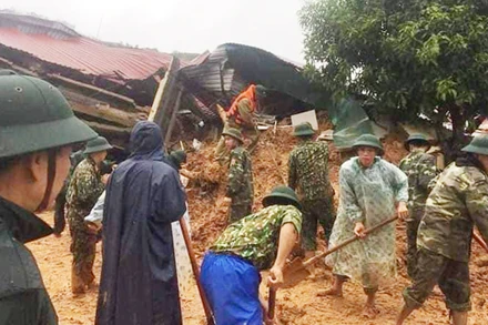 Lực lượng cứu hộ, cứu nạn tiếp cận hiện trường vụ sạt lở đất. (Ảnh: QUANG HUY)