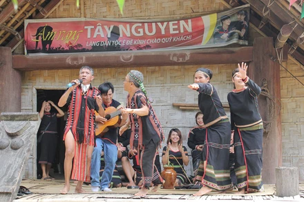 Chương trình điểm nhấn của tháng 10 là các hoạt động “Tiếng gọi đại ngàn” của đồng bào Tây Nguyên (Ảnh: Làng VHDLDT Việt Nam)