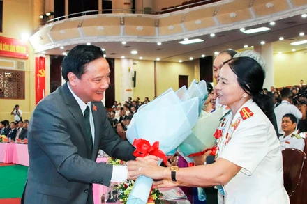 Đồng chí Nguyễn Khắc Định, Ủy viên T.Ư Đảng, Bí thư Tỉnh ủy Khánh Hòa tặng hoa Anh hùng LLVTND Lê Thị Minh Hãnh tại Đại hội. 
