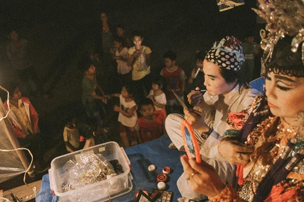 Các diễn viên chuẩn bị cho đêm diễn. Ảnh do đoàn làm phim cung cấp.