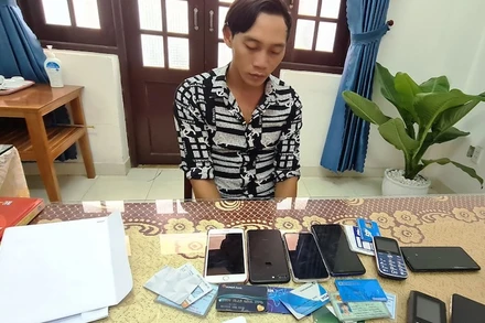 Đối tượng Nguyễn Văn Phúc cùng với tang vật gây án.