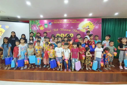 Thiếu nhi gốc Việt Nam tại thành phố Preah Sihanouk vui Tết Trung thu.
