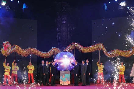 Các đồng chí lãnh đạo thành phố Hà Nội cùng các đại biểu thực hiện nghi thức khai mạc. (Ảnh: DUY LINH) 