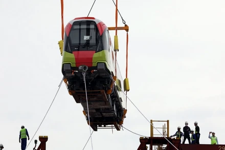 7 giờ 30 phút ngày 18-10, đoàn tàu đầu tiên của tuyến đường sắt đô thị Nhổn - Ga Hà Nội đã được đưa lên bờ tại cảng Nam Hải Đình Vũ, Hải Phòng. Trước đó, chiếc tàu biển chở đoàn tàu khởi hành từ cảng Dunkirk (Pháp) ngày 2-9, đã cập cảng sớm hơn dự kiến một tuần.