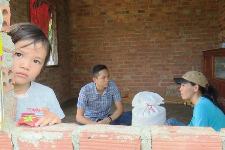 Chị Hoàng Thị Kim Điền, tổ dân phố 1, thị trấn Ea T’ling, Cư Jút, Đắk Nông cho biết, chỉ nhận được 30kg trong tổng số 105kg gạo theo định mức được nhận. 