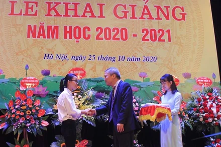 GS,TS Lê Ngọc Thành trao tặng áo blouse cho tân sinh viên Hoàng Thị Huyền, thủ khoa Khoa Y Dược năm 2020