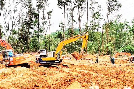 Lực lượng cứu hộ, cứu nạn tìm kiếm người bị nạn tại khu vực Tiểu khu 67, Trạm Kiểm lâm sông Bồ.