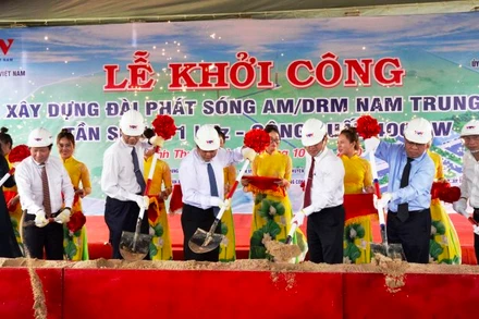 Các đại biểu thực hiện nghi thức khởi công dự án.