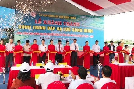 Lãnh đạo tỉnh Ninh Thuận, nhà thầu thi công và các đại biểu cắt băng khánh thành công trình.