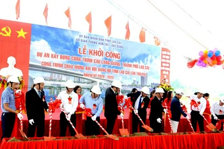 Khởi công xây dựng cầu Làng Giàng bắc qua sông Hồng ở tỉnh Lào Cai.