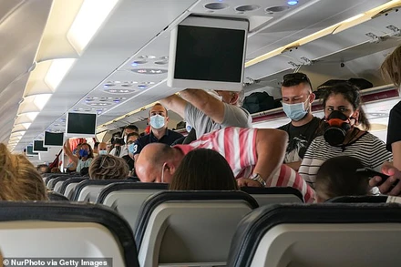 Khi tất cả mọi người đều đeo khẩu trang trên máy bay, các nhà khoa học của Đại học Harvard cho biết nguy cơ lây lan Covid-19 trên chuyến bay là rất thấp.