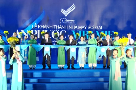 Các đại biểu cắt băng khánh thành, đưa nhà máy sợi dệt An Phước vào hoạt động