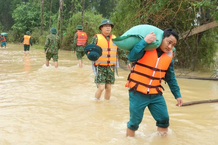 Cán bộ Quân khu 4 tiếp tế gạo, mì tôm cho người dân vùng lũ Thanh Chương