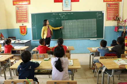 Học sinh vùng cao đa phần là con em đồng bào dân tộc, nhận thức không đồng đều, nói tiếng phổ thông chưa rõ nên việc học gặp nhiều khó khăn, nhất là với bộ sách mới được các thầy cô giáo đánh giá có lượng kiến thức nặng hơn.