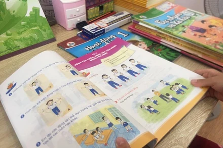Sau 5 bộ SGK lớp 1, Bộ GD-ĐT đang tích cực chuẩn bị các bộ SGK lớp 2, lớp 6 để sử dụng cho năm học 2021-2020. Ảnh: ĐỨC DUY