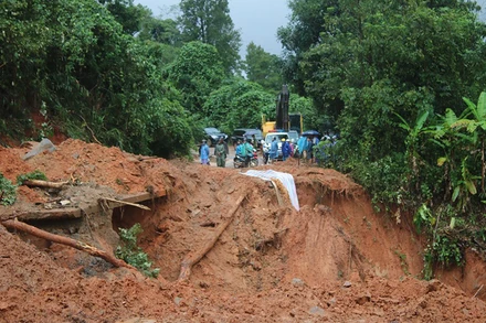 Hệ thống quốc lộ dọc miền trung bị hư hỏng nặng nề, sạt lở mái ta luy gây tắc đường nghiêm trọng. (Ảnh: Tổng cục Đường bộ Việt Nam)