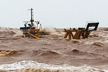 Thêm hai thuyền viên của tàu Vietschip 01 được cứu hộ đưa vào bờ an toàn vào chiều 9-10.