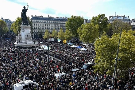 Hàng chục nghìn người tham gia hoạt động tưởng niệm giáo viên bị giết hại ngày 16-10. (Ảnh: France24)