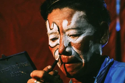 Một nghệ sĩ hóa trang trước khi biểu diễn.