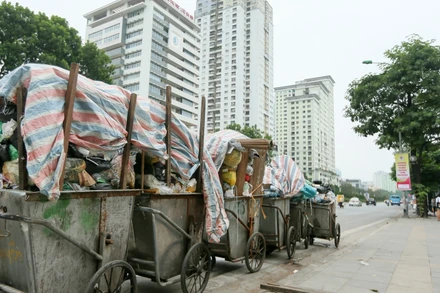 Rác ùn ứ trên đường Nguyễn Chí Thanh, Hà Nội ngày 25-10. (Ảnh: Hà Nam)