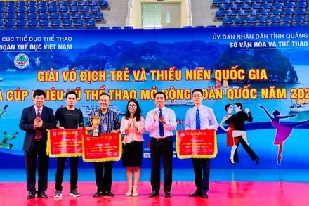 Đại diện Ban Tổ chức tặng Cờ và Cúp cho các đội có số áo đeo tại giải nhiều nhất.