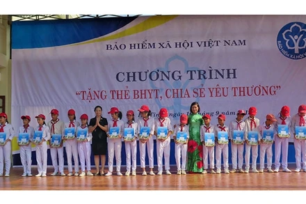 Tặng thẻ bảo hiểm y tế cho học sinh có hoàn cảnh khó khăn tại Hà Tĩnh (Ảnh: VSS).