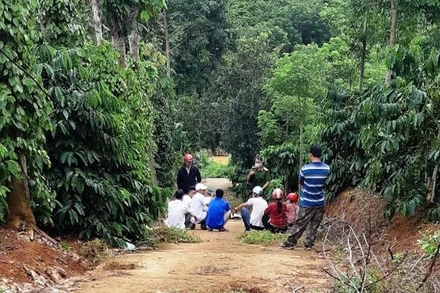 Các cơ quan chức năng đang tổ chức khám nghiệm hiện trường, điều tra nguyên nhân cái chết của ba cha con người dân tộc Nùng.