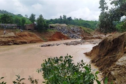 Các điểm sạt lở trên đường vào xã Phước Lộc, xã Phước Sơn (Quảng Nam). (Ảnh: TTXVN)