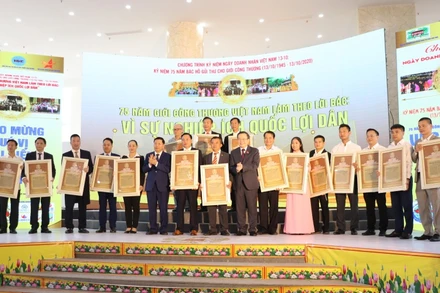 Phó Chủ tịch Quốc hội Phùng Quốc Hiển trao tặng kỷ vật Phiên bản gốc bức thư Bác Hồ gửi giới Công thương Việt Nam năm 1945.