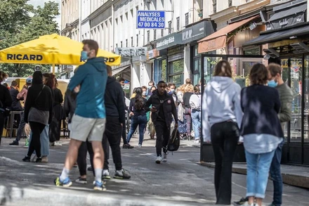 Xếp hàng chờ xét nghiệm Covid-19 ở Paris. (Ảnh: Le Parisien) 