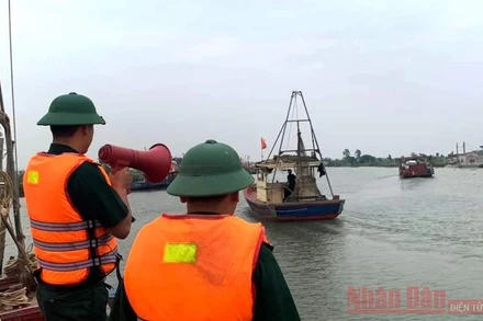 Thanh Hóa kêu gọi tàu thuyền về nơi tránh trú trước bão số 7. Ảnh: MAI LUẬN.
