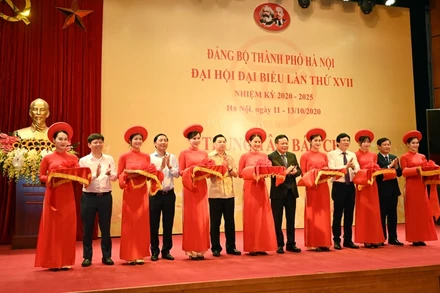 Các đại biểu cắt băng khai trương Trung tâm Báo chí Đại hội Đảng bộ thành phố Hà Nội lần thứ 17.