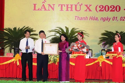 Phó Chủ tịch nước trao tặng Huân chương Lao động hạng Nhất cho Chủ tịch UBND tỉnh Thanh Hóa Nguyễn Đình Xứng.