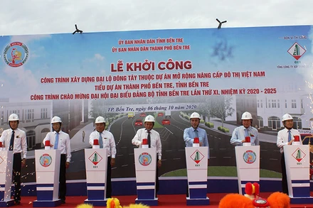 Lãnh đạo tỉnh và đơn vị thi công nhấn nút khởi công công trình Đại lộ Đông Tây.